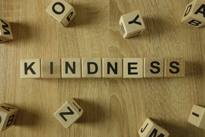 wort Kindness zusammengesetzt aus Würfeln