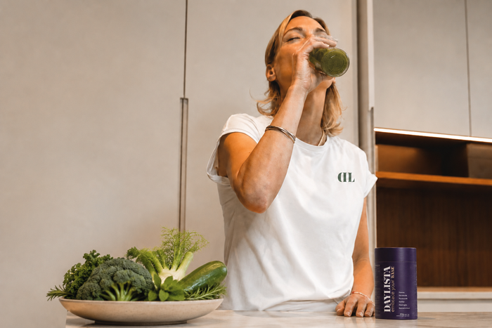 frau trinkt grünen Saft