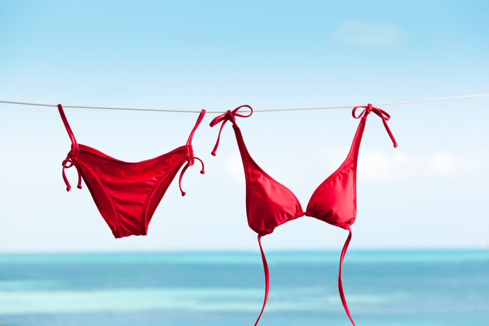 roter Bikini an Wäscheleine