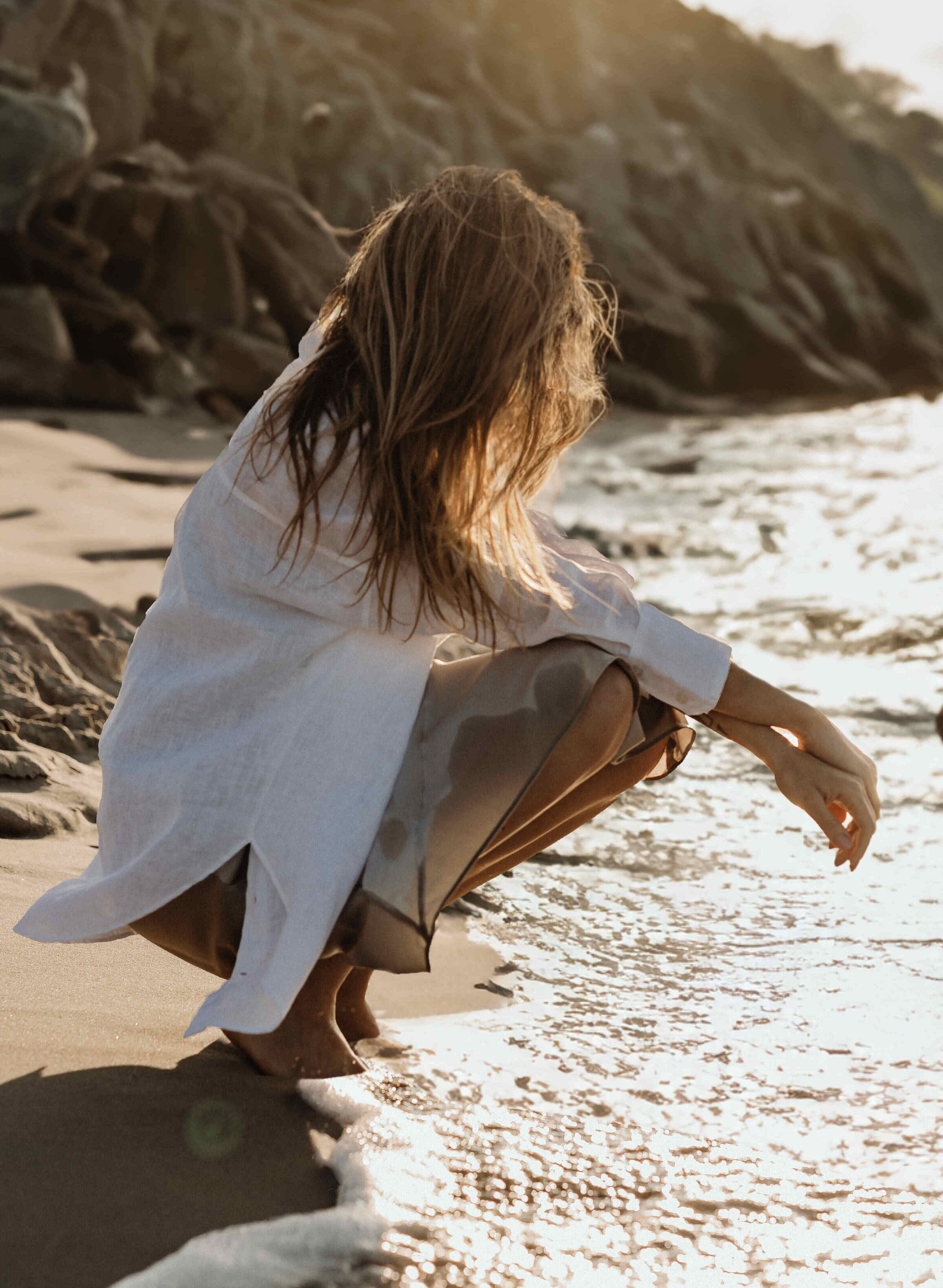 Frau am Strand nachdenklich