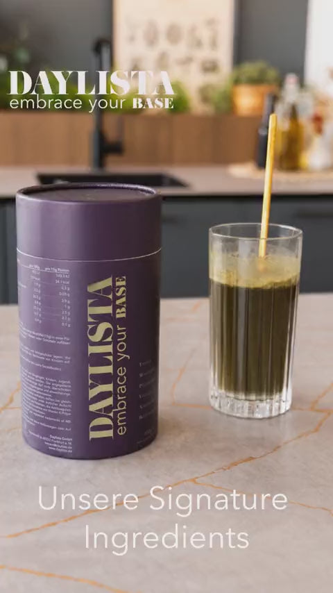 Kurzes Video mit einem violetten Daylista-Dosengefäß und einem Glas mit grünem Getränk. Darin werden Nahaufnahmen der Daylista-Signature-Zutaten gezeigt: Reishi- und Shiitake-Pilze, griechischer Bergtee, Kaktusfeige, Rhodiola, Coenzym Q10, Resveratrol und Cholin. Der Text „Jetzt mit Daylista starten – wahre Superhelden für dein Wohlbefinden“ blendet ein.